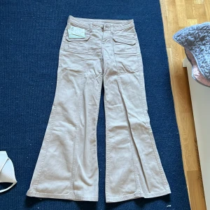 Jeans - Helt oanvända nya jeans i storlek 34, lappen kvar och inga defekter. Säljer för att jag inte använt dom än men annars jättefina💗 priset kan diskuteras och köpare står för frakt❤️