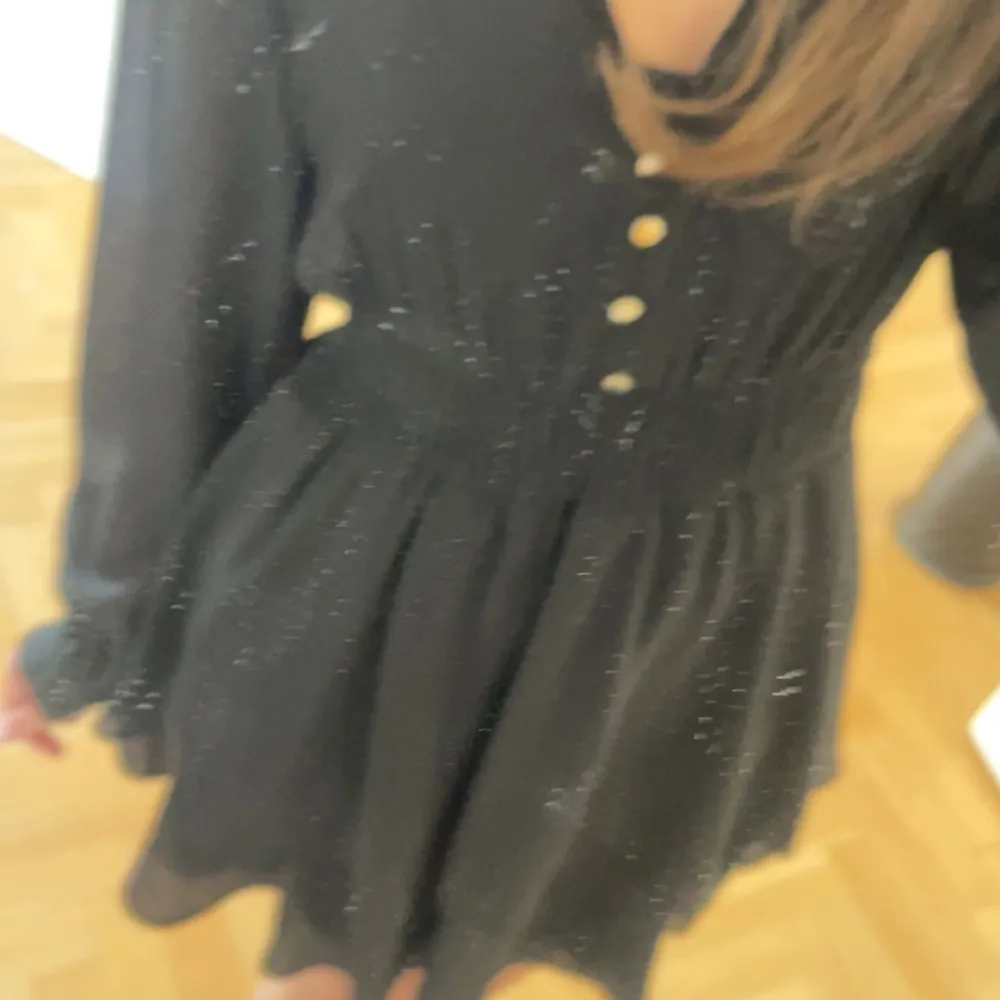 En svart jätte fin klänning från zara, endast använd en gång köpt för 399. Klänningar.