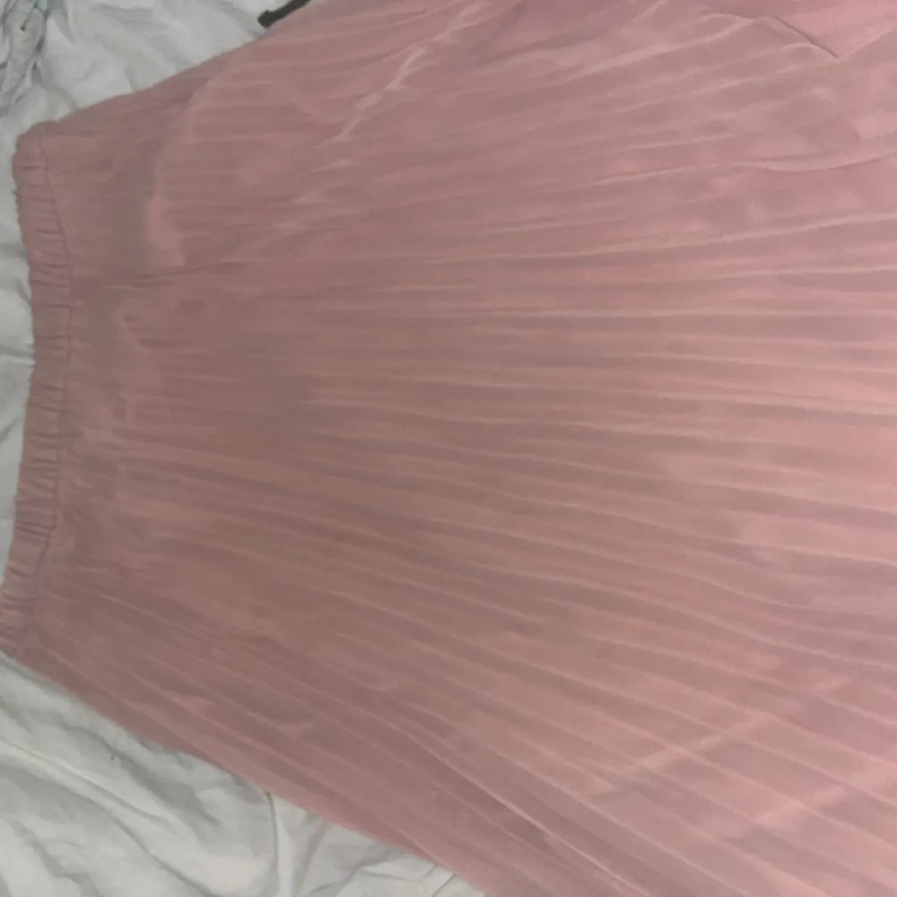 2 st jättefina kjolar, rosa från hm och gröna från vila. Aldrig använda!🥰 Båda två för 200 1 för 100 Pris kan diskuteras! . Kjolar.
