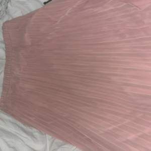 2 st jättefina kjolar, rosa från hm och gröna från vila. Aldrig använda!🥰 Båda två för 300kr 1 för 150kr Pris kan diskuteras! 