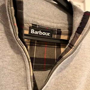En half zip tröja från Barbour, knappt använd nyskick.