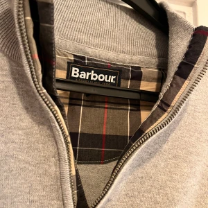 Barbour half zip - En half zip tröja från Barbour, knappt använd nyskick.