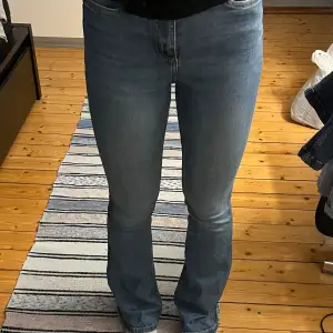 Blåa supersnygga bootcut jeans från Lager 157. Jättefint skick! Jag är 170cm lång som referens.