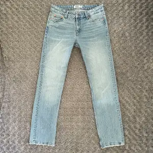 Lågmidjade och raka jeans från Pull & Bear! Använda fåtal gånger, säljer pga att jag har ett par likadana fast i en storlek mindre som jag använder dagligen. Slutsålda på hemsidan! Nypris: 399kr 