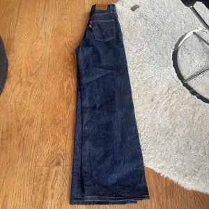 Levis Ribcage Wide - Säljer mina Levis ribcage wide i mörkblått🫶🏼älskar dessa men tyvärr för små därav inga bilder på. Storlek: 24/32💖💖mycket bra skick!!💓ord pris ca 1300kr