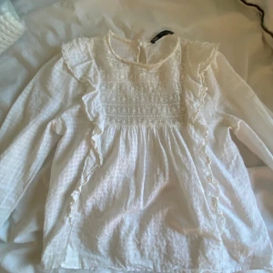 Zara blus - jättefin blus från zara Bara att skriva för fler bilder/frågor Nypris: 400 kr
