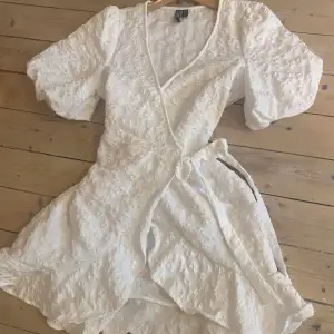 Fin vit klänning i nyskick, knappt använd och jättefin till sommar, student med mera