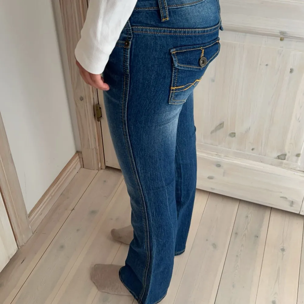 Barnstorlek men passar dig med storlek 32 som är cirka 155cm lång. (Modellen är 156cm.). Jeans & Byxor.