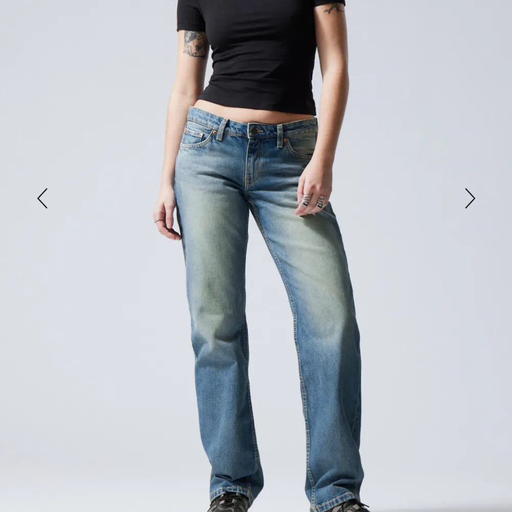 Säljer mina jeans från Weekday. Är inte samma färg som på första bilden men de är samma modell på byxorna! Nyskick!🫶🏼. Jeans & Byxor.
