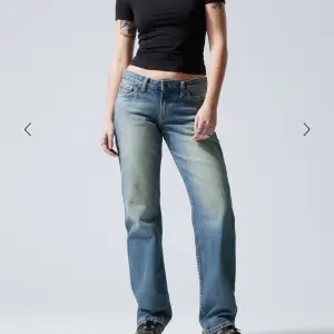 Säljer mina jeans från Weekday. Är inte samma färg som på första bilden men de är samma modell på byxorna! Nyskick!🫶🏼
