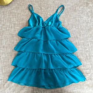 Volangklänning - Så sjukt snygg klänning med volanger🦋 Underkjolen är lite fransig, men inget som syns utanpå! 