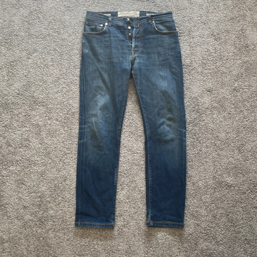 Säljer nu mina super fräscha Jacob Cohen jeans som är perfekta nu till sommaren. Dem är i utmärkt skick utan några skador eller liknande. Storlek 33. Jeans & Byxor.