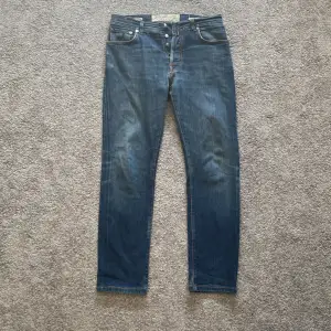 Säljer nu mina super fräscha Jacob Cohen jeans som är perfekta nu till sommaren. Dem är i utmärkt skick utan några skador eller liknande. Storlek 33
