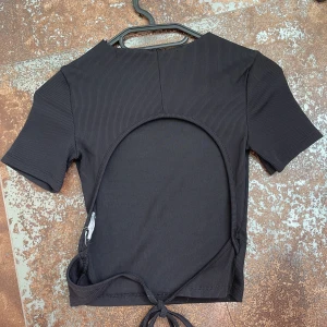 Svart tight tröja  - Öppen rygg med knytning