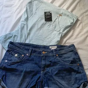 Summery outfit, blue tube top paired with jean-shorts and mounting jeelery