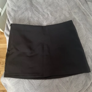 svart minikjol - säljer denna söta svarta minikjolen som bara testats ❤️passar mig men är lite för liten ❤️ passar någon med storlek 34