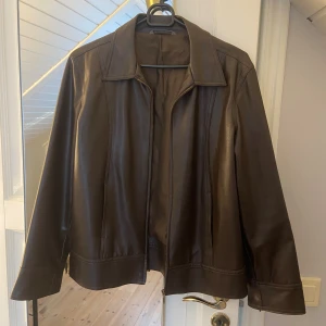 Brun läderjacka  - Passar xs-m beroende på hur man vill den ska sitta, står ingen storlek i, fint skick