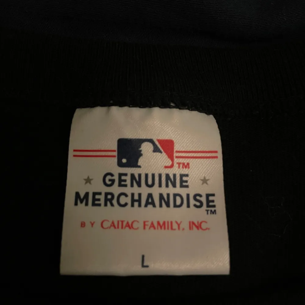 En schysst MLB T-shirt i svart med tryck av Pittsburgh Pirates.. T-shirts.