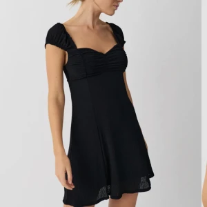 Svart klänning - Klänning från Gina tricot som är helt slutsåld 🫶 Använd 1 gång & sitter så fint! 