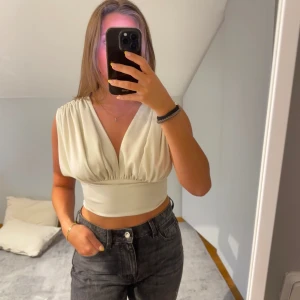 Festtopp - Super snygg topp med cool detalj i ryggen!💓