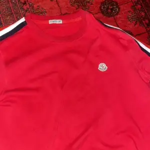 En jätte fin röd moncler tröja  Säljer den pga dene liten Använd minst 3 gånger  Kan diskutera pris 