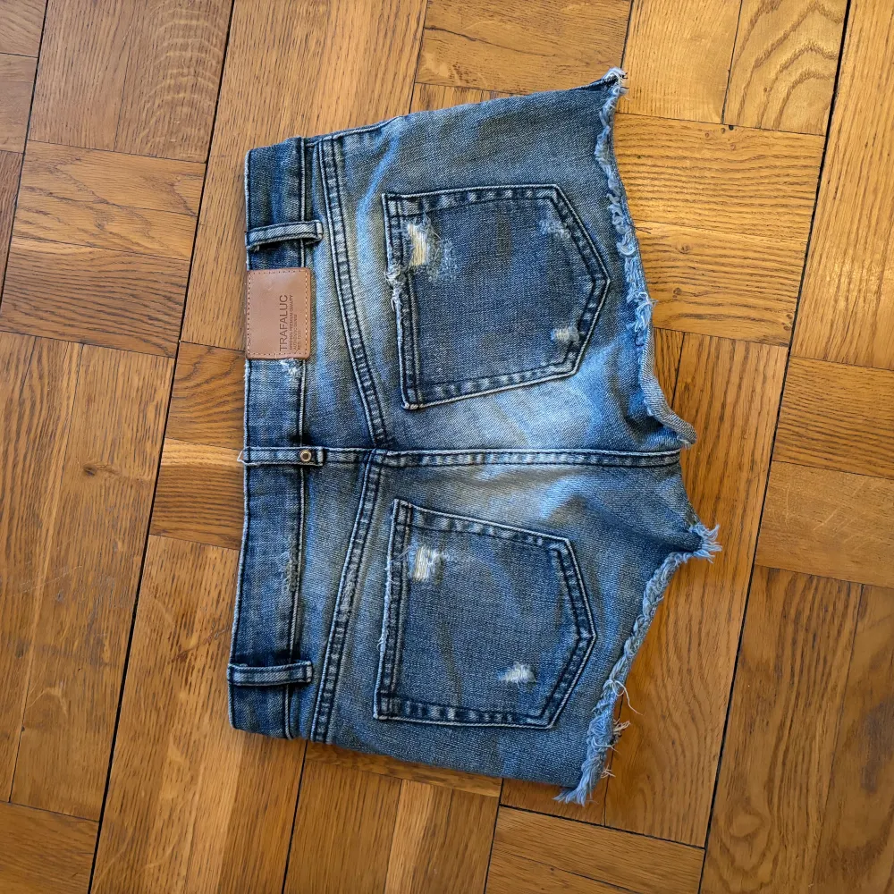 Jeans shorts från Zara storlek 36. Köparen står för frakten 🩷. Shorts.