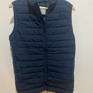 Väst  - Säljer denna väst i storlek S men kan nog passa M. Skicket är så gott som nytt men tveka inte på att höra av dig vid fler frågor👍🏼