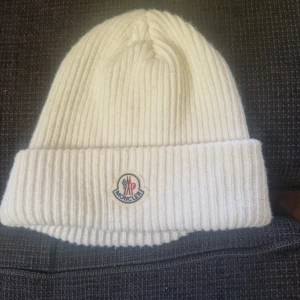 Moncler mössa - Bra skick som ny