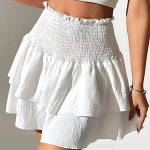 Vit volangkjol  - En volangkjol från Shein men inte använt så många gånger och är i bra material. Köpte för 140kr men säljer för 70kr