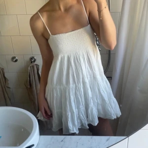 Zara klännig - Söt klänning från zara! Endast använd några få gånger!❤️