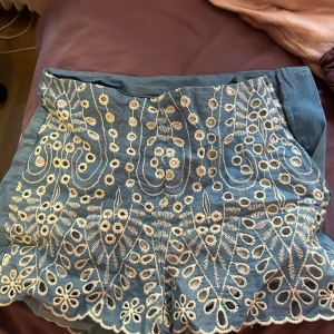 Blå shorts - Blå shorts med fin mönster. Inte använt mycket och passar inte mig längre. Passar 34.