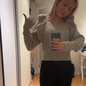 Stickad tröja med volang - Nyskick, aldrig använd. 