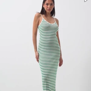 Grönvit-randig klänning - Säljer denna såå fina sommarklänningen från Na-kd , nypris var 549kr och den är använd en gång 🤍🤍🧸