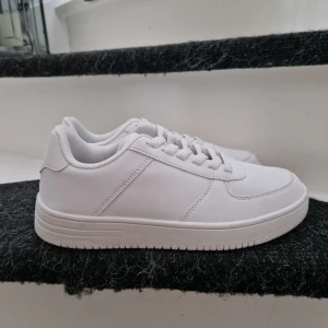 Vita sneakers  - Nästan oanvända sneakers. 