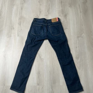 Acne studios jeans - Använda ett par gånger men ser helt nya ut utan några skador. Passfom slim/skinny fit. 30 / 31. Kvitto finns!