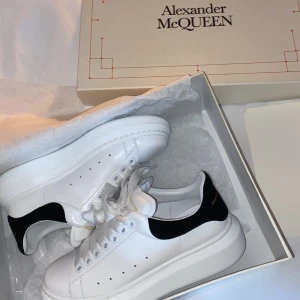 Alexander McQUEEN skor - Alexander McQUEEN skor i storlek 37 som är använda fåtal gånger då de är för små för mig. Fick de i present köpta från London och säljer nu för att jag inte använder dom då det inte är så skönt med försmå skor så de är tyvärr ingen idé att behålla.