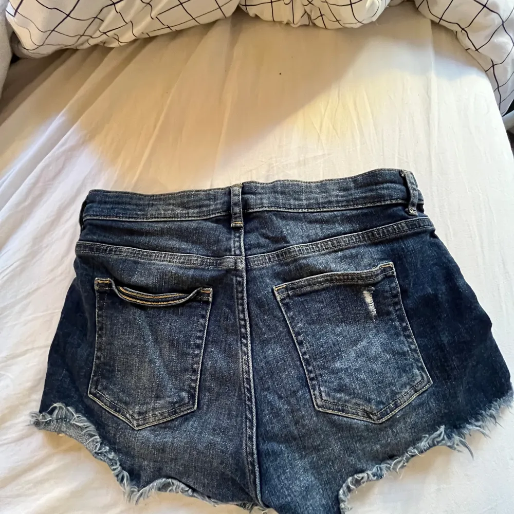 midrise jeansshorts från hm. köpte de på en loppis så ser använda ut. säljs inte längre. pris kan diskuteras💕. Shorts.
