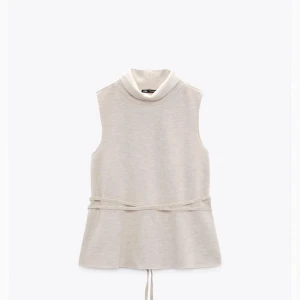 Zara tröja med knytdetalj - Säljer nu mina fina topp från Zara i ljusrosa/beige med en knytdetalj! Tröjan är sparsamt använd och är i jättefint skick🙌🏻🤍