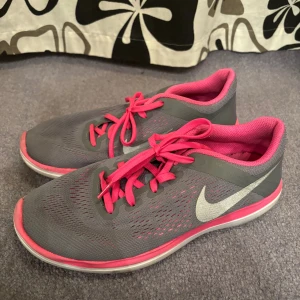 Nike träningsskor - Endast använt 3 gånger, i oanvänt skick