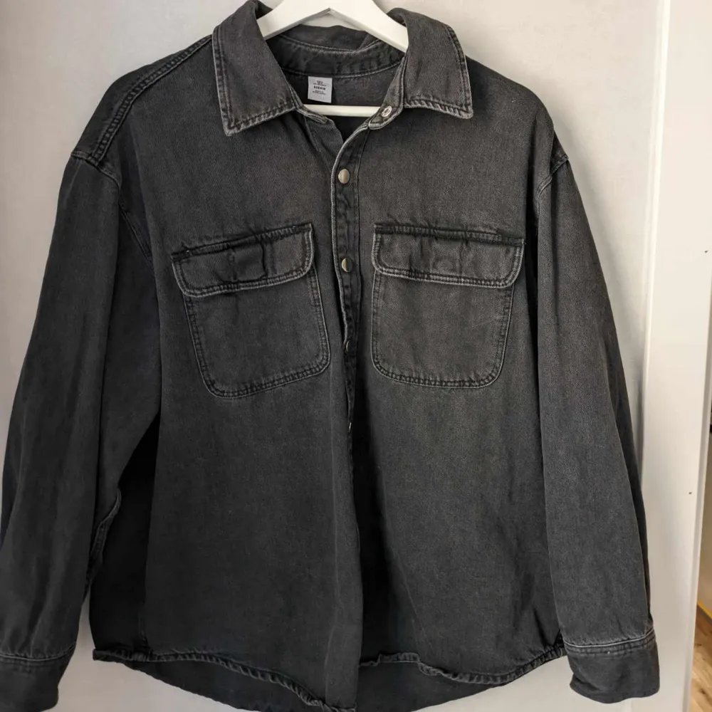 Dark gray oversized jeans jacket. It's size S, but fits me as a size L/XL. Used. Jackor.