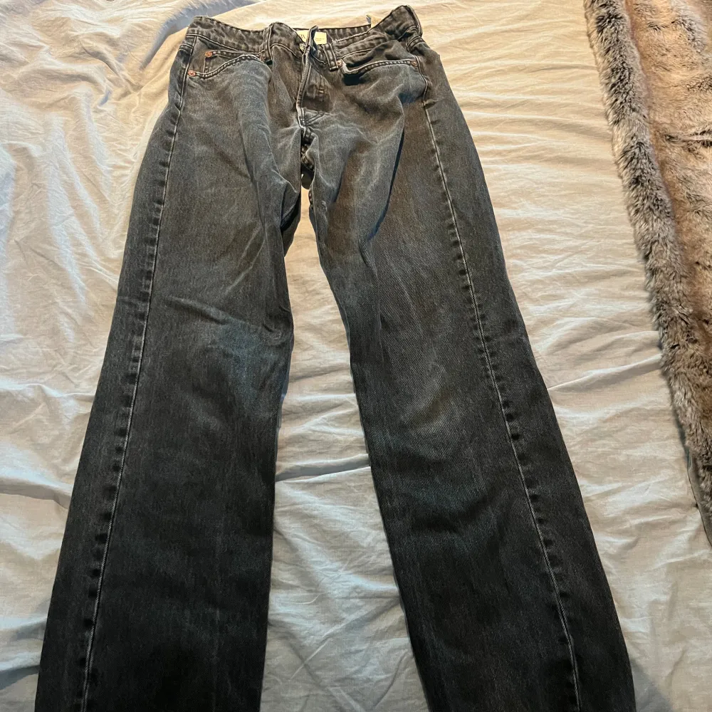 Low waist jeans från zara i ett bra skick. Urtvättad svart/grå tvätt . Jeans & Byxor.