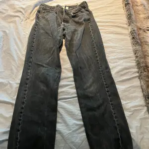 Low waist jeans från zara i ett bra skick. Urtvättad svart/grå tvätt 