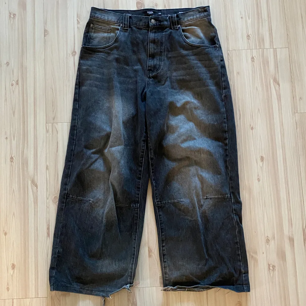 Snygga stora jeans av jaded London  Har trampat sönder hälen (bild 3). Jeans & Byxor.