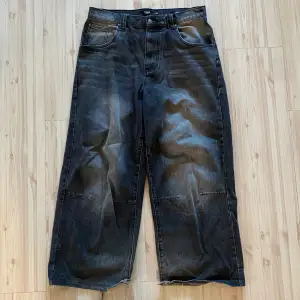Snygga stora jeans av jaded London  Har trampat sönder hälen (bild 3)