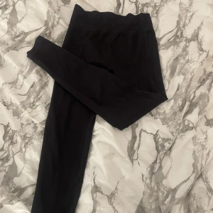 Ribbade träningstights - Svarta ribbade träningsbyxor ifrån Ullared, använda bara några gånger då de är lite för stora för mig💓