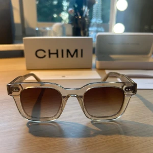 Chimi ecru 04 - Snygga till sommaren, 100% äkta köpa i chimis egna butik på NK. dustbag, papper och putsduk medföljer. Orginalpris ca 1300kr, inga som helst defekter!😎🤗