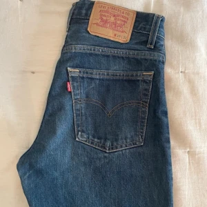 Levis jeans  - Superfin tvätt! Endast använda en gång. W29 L32. Raka i modellen med lite hög midja. 