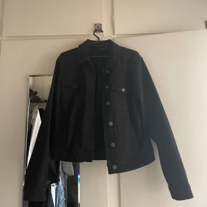 Jeansjacka  - Endast använd fåtal gånger, passar storlek S/M snarare än L