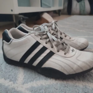 Adidas skor  - Sparsamt använda, skriv vid funderingar 