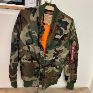 Alpha industries jacka - Använd ganska få gånger därav väldigt bra skick. Köpt i stockholm för några år sedan. Äkta. 